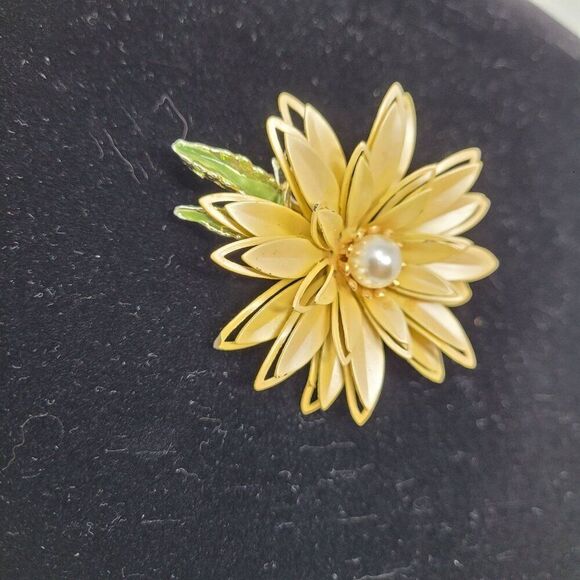 Vintage 3D Pearlized Beige Enamel Flower Brooch Pin Faux Pearl Center Collectibl - Picture 10 of 11
